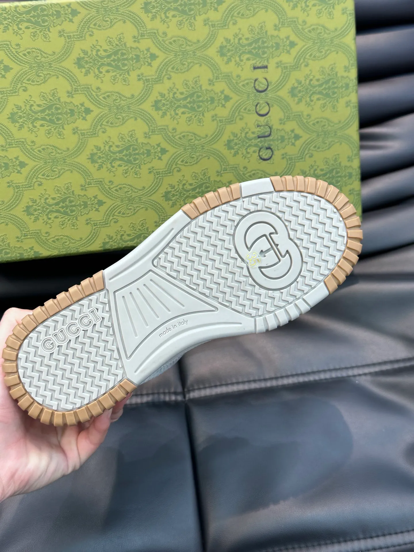 Men's Men's Shoes 💰p520 "GUCC*" Gucci's new couple's 👫 distressed effect sneakers. This low-top sneaker adopts a basketball-style silhouette design and cleverly incorporates hollow panels and distressed effects, showing its unique ingenuity. The ingenuity incorporates brand logo details such as interlocking Double G styling accessories and Gucci lettering, a low-key tribute to the brand's design heritage. A rubber non-slip outsole, inlays and embossed sole give the entire design a contemporary feel. Size: 35-45